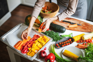 Med matprepping kan du forhåndslage og forhåndskutte ingredienser slik at middagen kommer raskere på bordet.