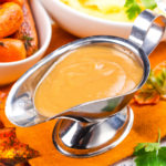Saus til kalkun laget på kraft, på et bord for thanksgiving med oransj duk