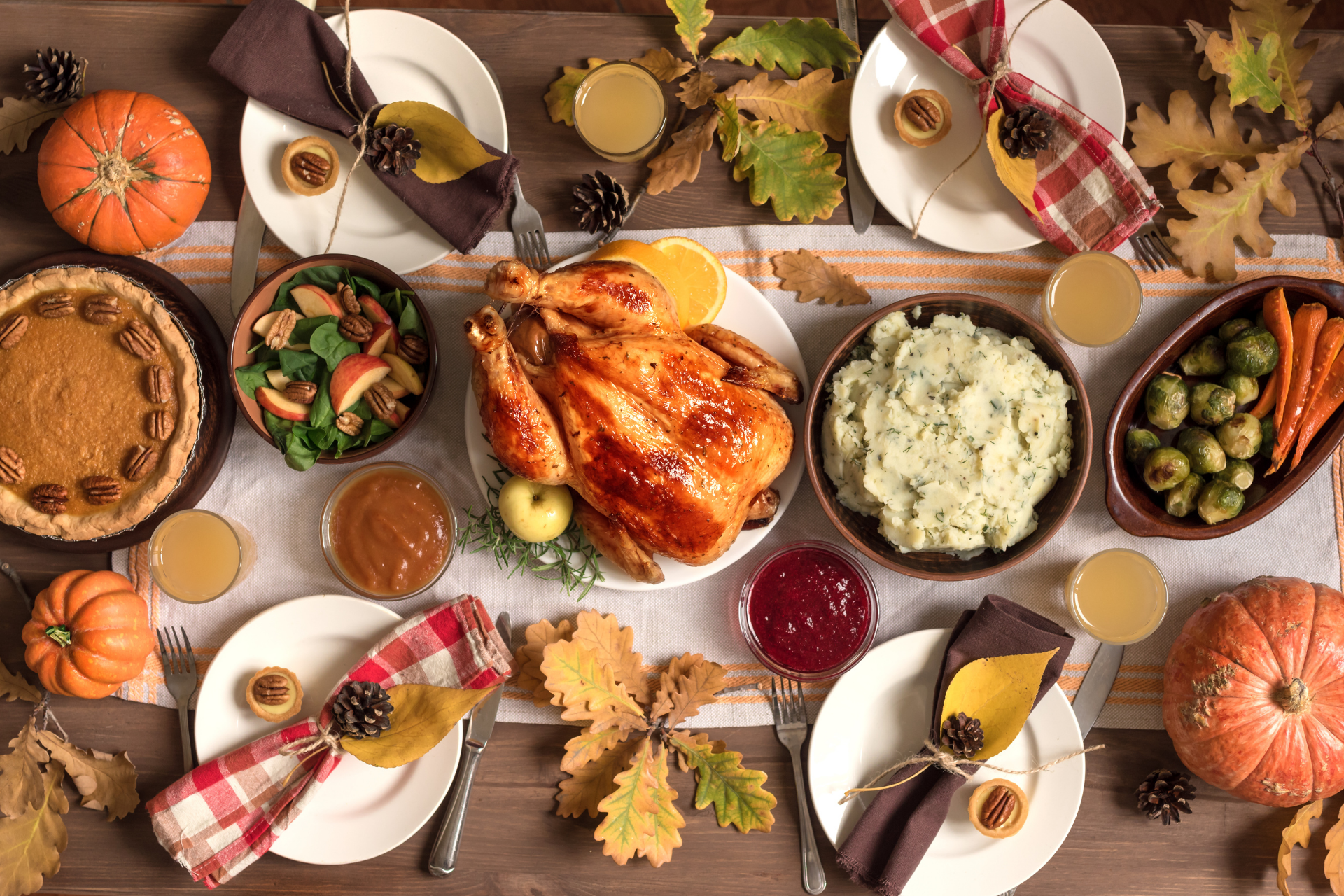 Thanksgivingmat fra Canada består av kalkun og tilbehør som søtpotetmos, potetmos, aspargesbønner