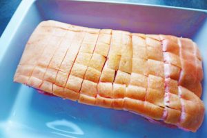 Rute eller skjære svoren på ribben ned i fettet, men ikke inn i kjøttet. Viktig for saftig ribbe og sprø svor når du langtidssteker