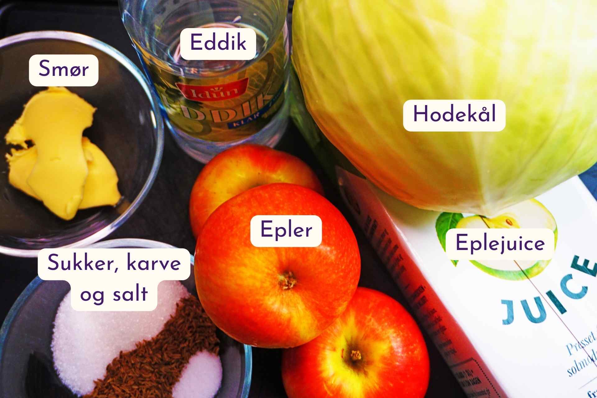 For hjemmelaget surkål trenger du hodekål, eplejuice, epler, smør, eddik, sukker, karve og salt