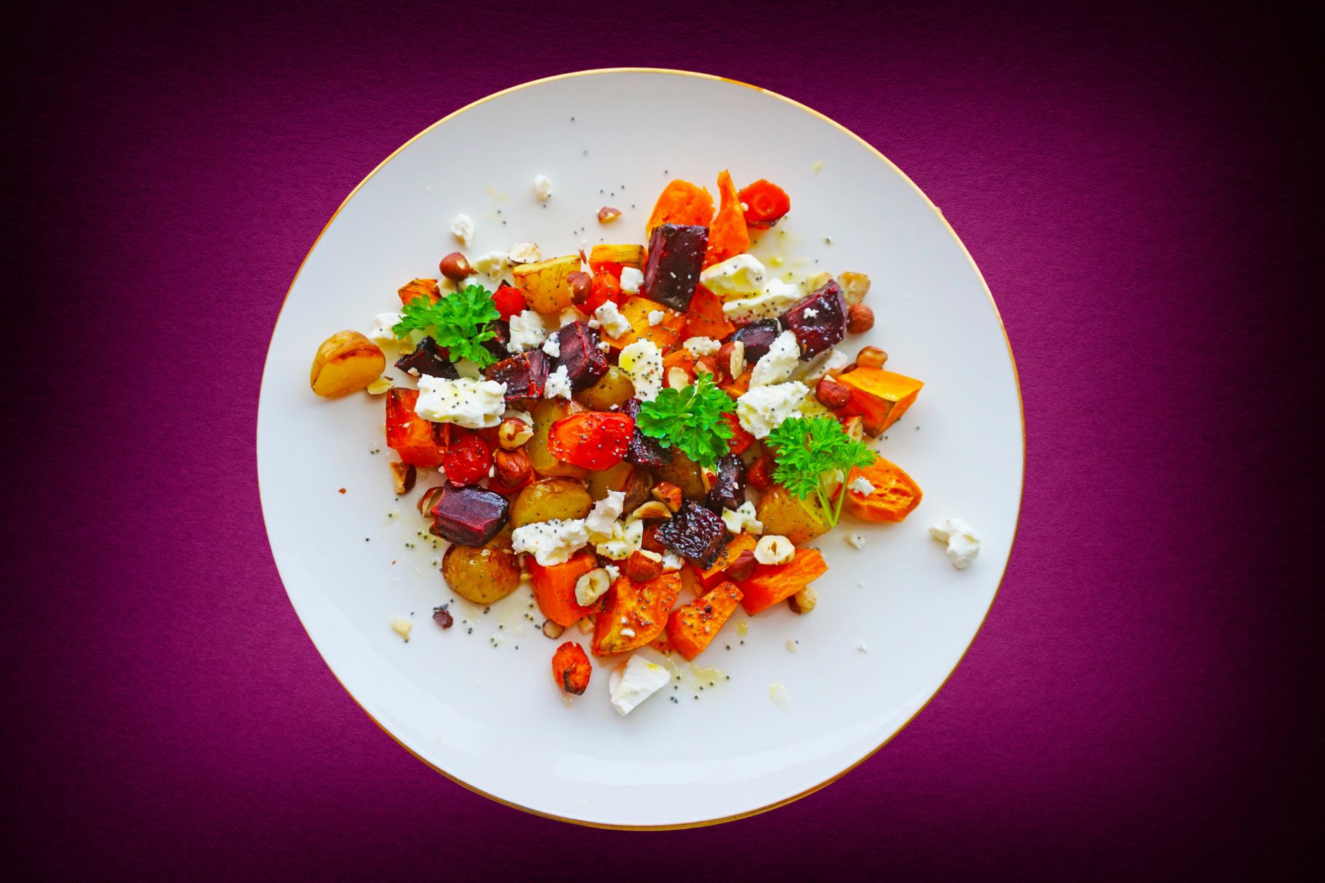 Vintersalat med rotgrønnsaker, feta og hasselnøtter