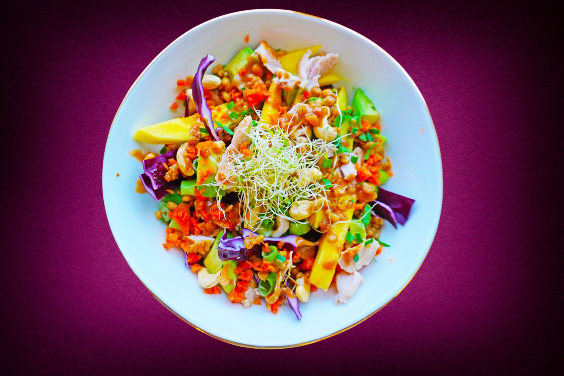 Thai kylling-regnbuesalat med peanøttdressing