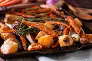 Ovnsbakte rotgrønnsaker som gulrot, potet, rødbeter og sjalottløk er perfekt tilbehør til påskematen som langtidsstekt lammelår, lammecarre eller lammeskank
