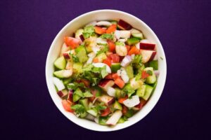 kachumber er en tradisjonell indisk salat med tomat, agurk, koriander, løk, lime, spisskummen og korianderpulver