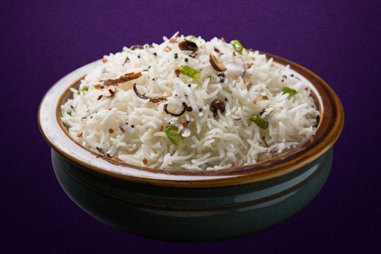 kokosris blir fluffy om du skyller risen, steker og koker med litt mindre veske enn vanlig. Perfekt tilbehør til indisk lammegryte