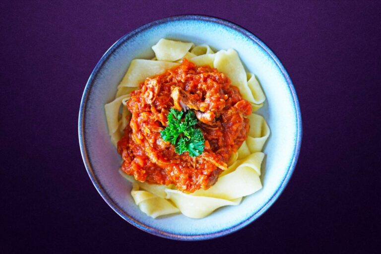 Lammeragu er en sykt smakful italiensk ragu som er best med pasta som pappadelle eller rigatoni. Perfekt påskemat