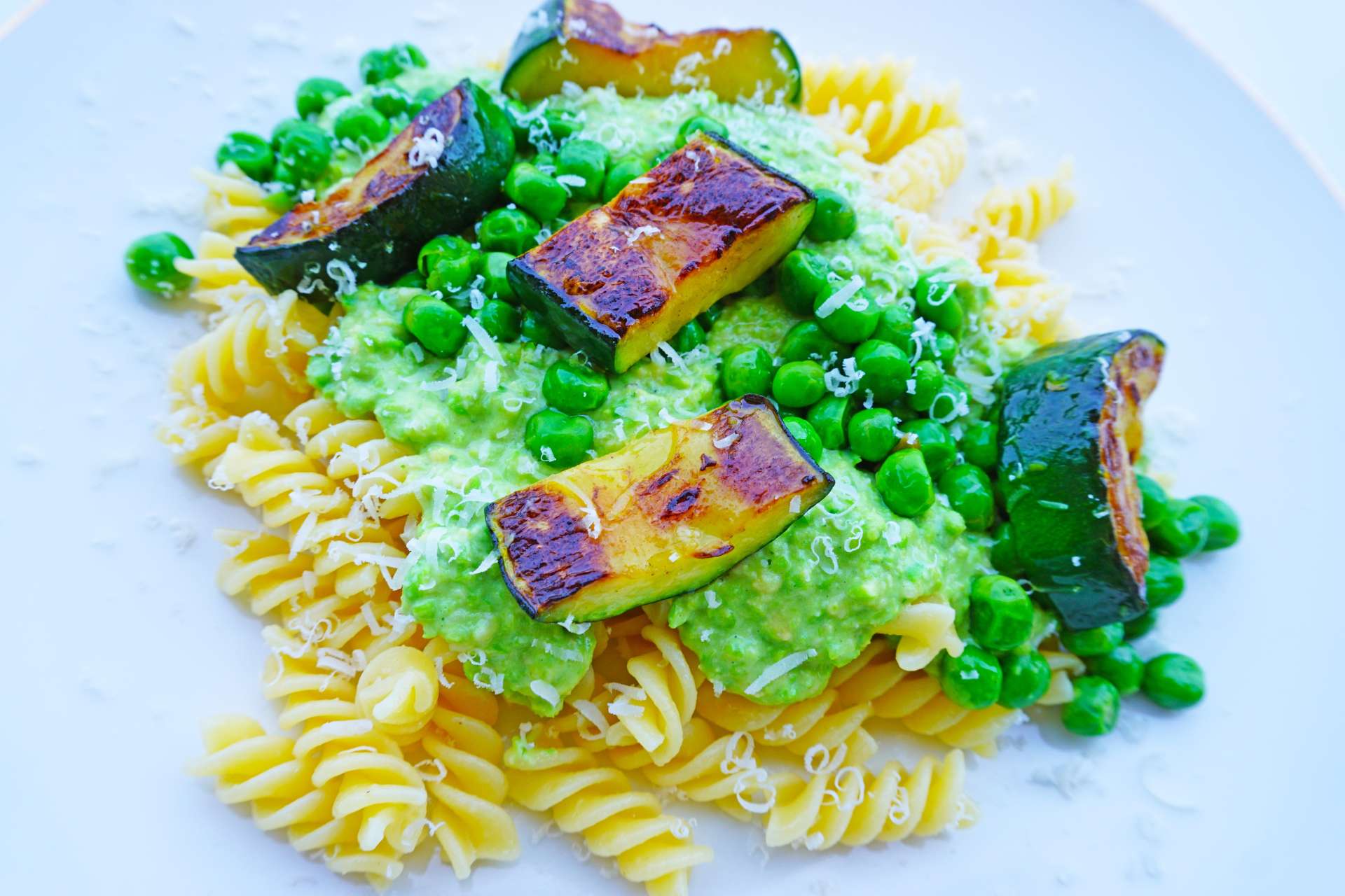 Grønn pasta primavera med kremet ertepesto