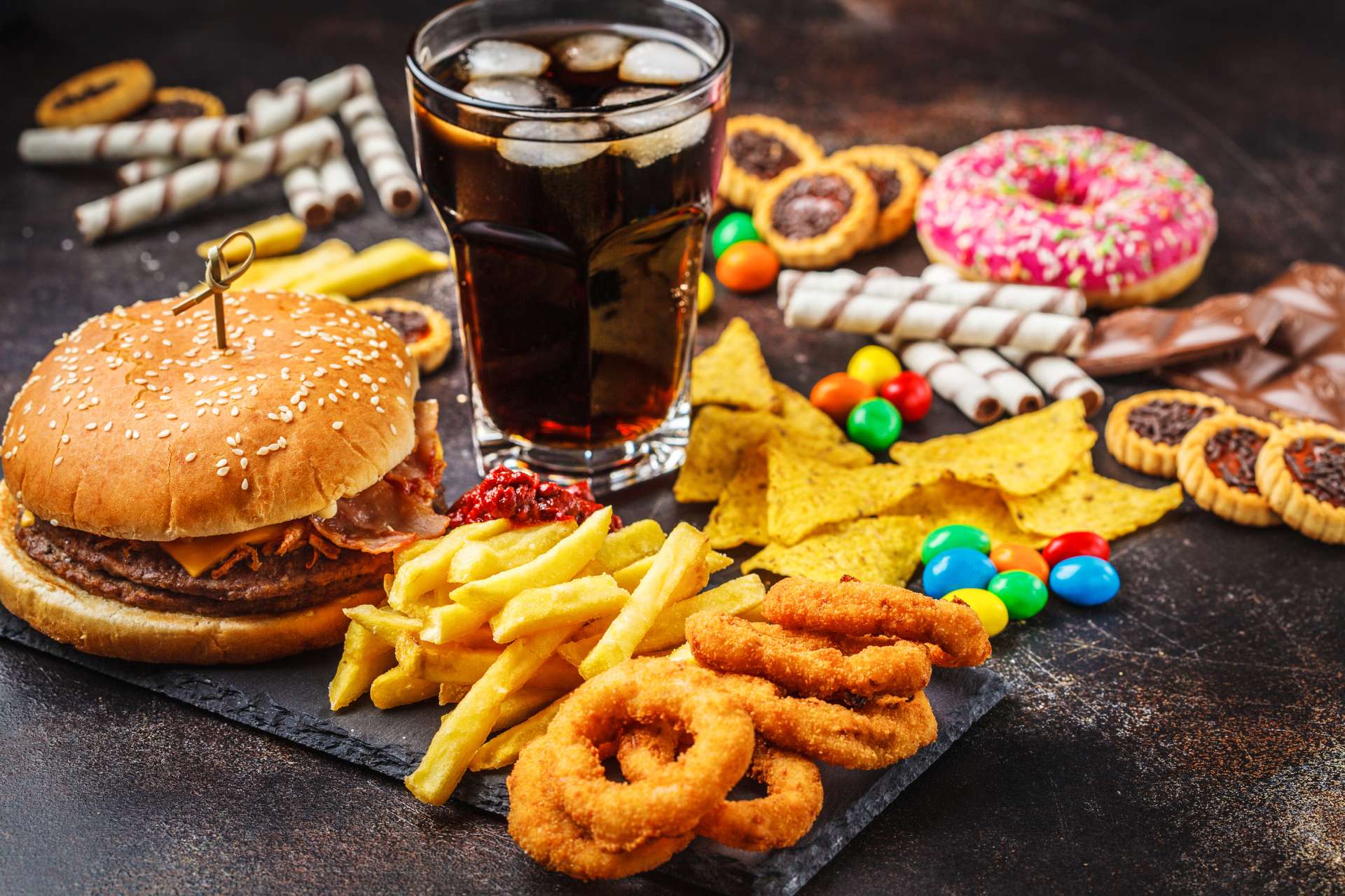 Ultraprosessert mat er mer enn junkfood som burger, brus, pommesfrittes og kaker. Det kan være grovbrød eller fiskepinner
