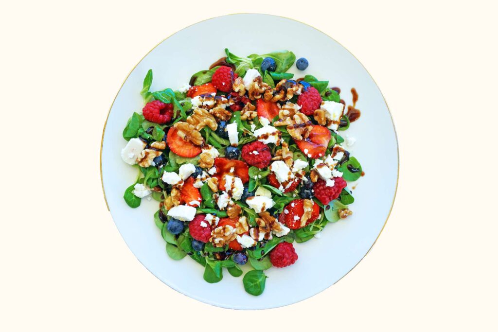 Bærsalat med edamamebønner, valnøtter og feta