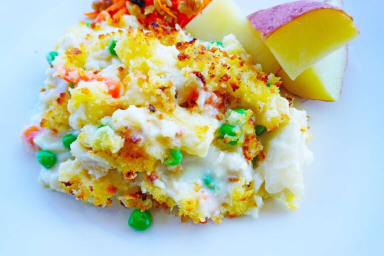 Hjemmelaget Fiskegrateng med gulrotsalat og poteter