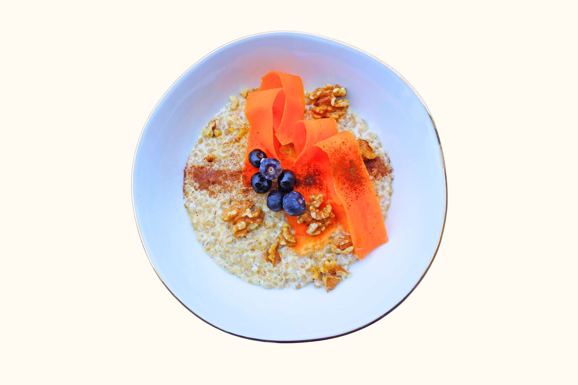 Byggrynsgrot-med-gulrot-blabaer-og-valnotter