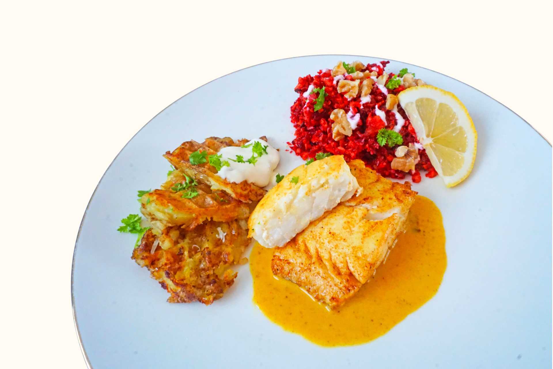 Hvit-fisk-med-kremet-currysaus-smasha-poteter-og-gulrot-rodbetesalat