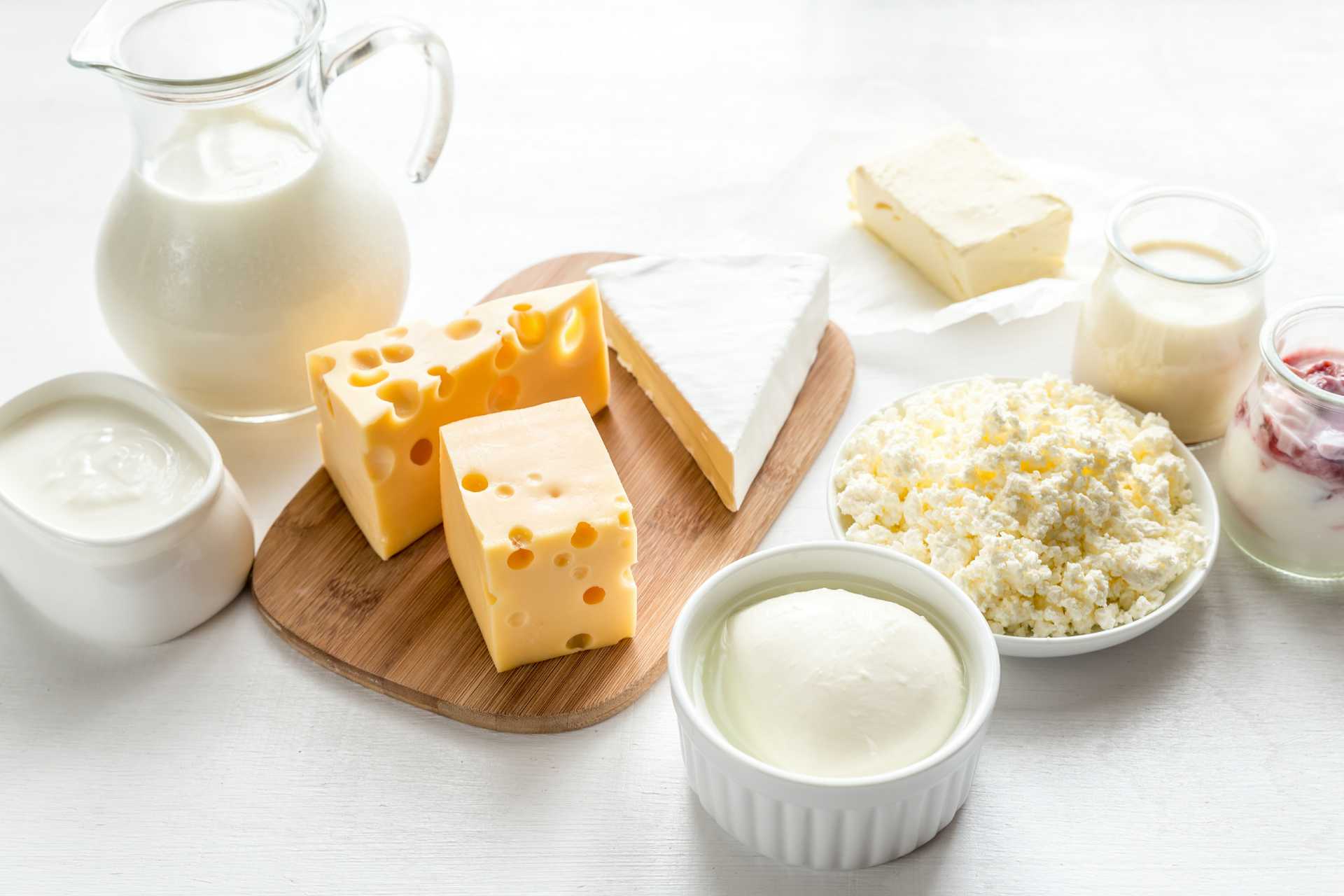 Yoghurt naturell eller gresk yoghurt og ost, eksempler på minimalt prosesserte matvarer innenfor et råvarebasert kosthold.