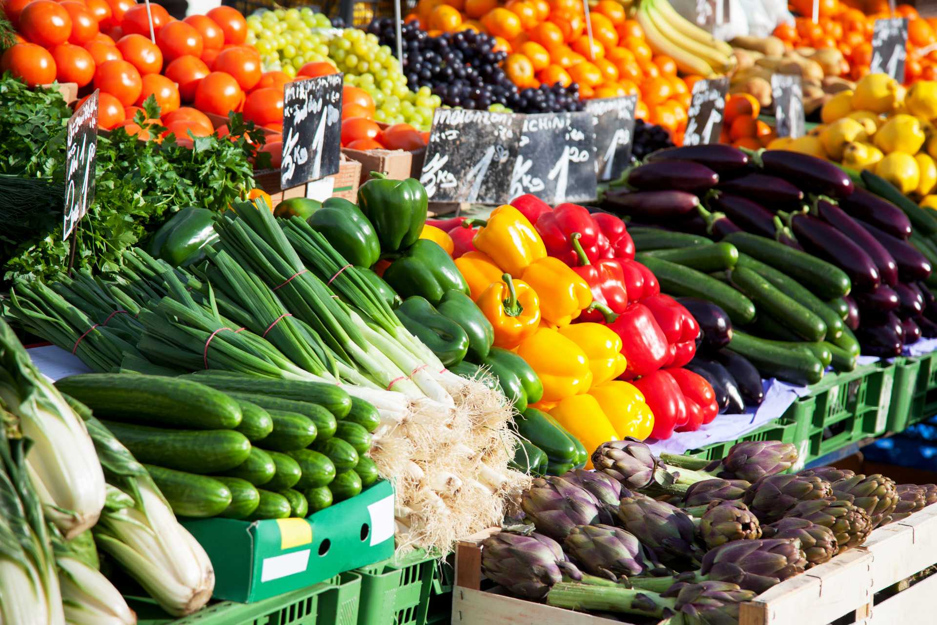Fargerike frukt og grønnsaker i sitt naturlige tilstand på bondemarked, perfekte eksempler på råvarebasert mat.