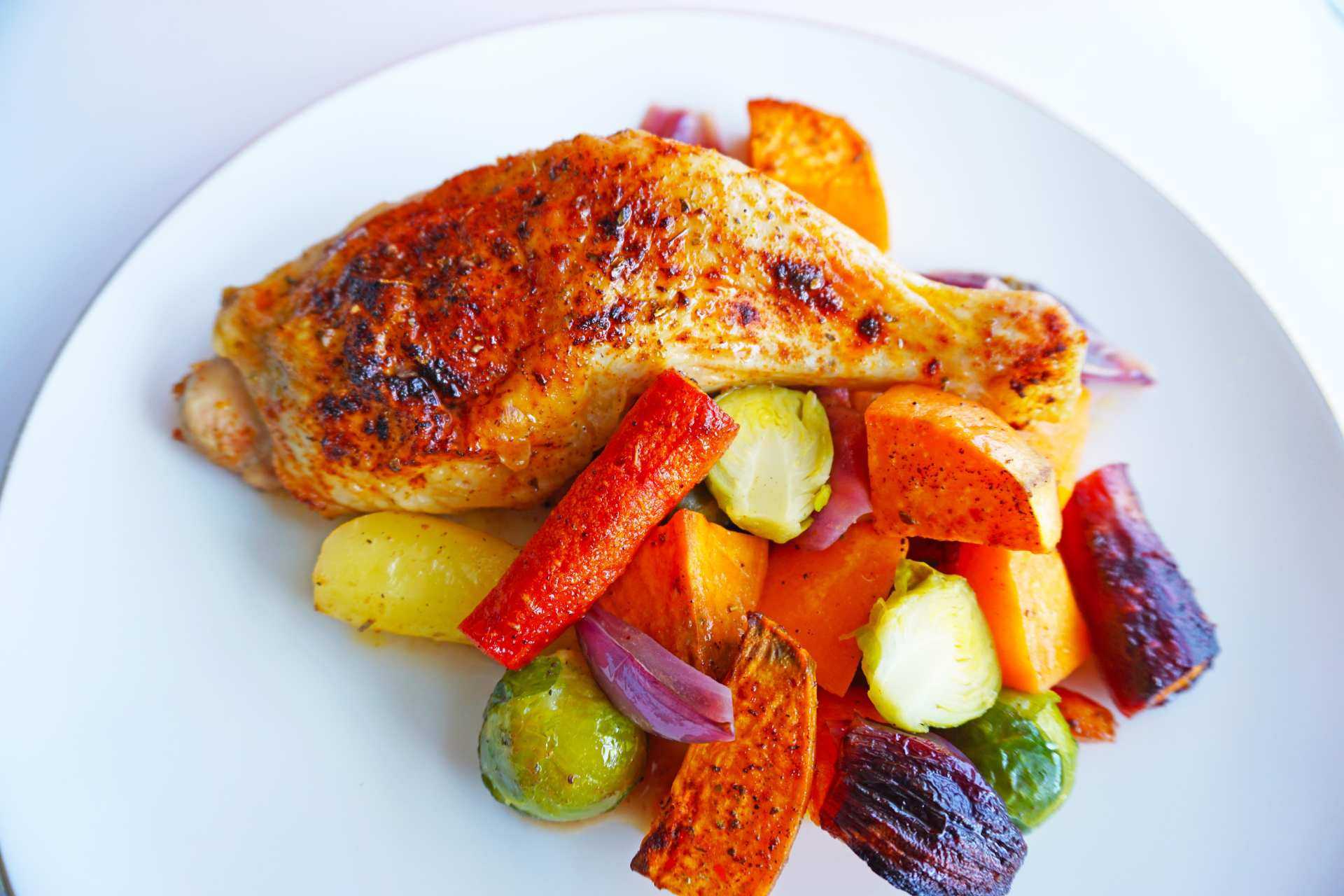 Sunt måltid med grillet kylling, ovnsbakte, rotgrønnsaker smaksatt med lønnesirup, sitron og krydder, eksempel på et råvarebasert måltid.