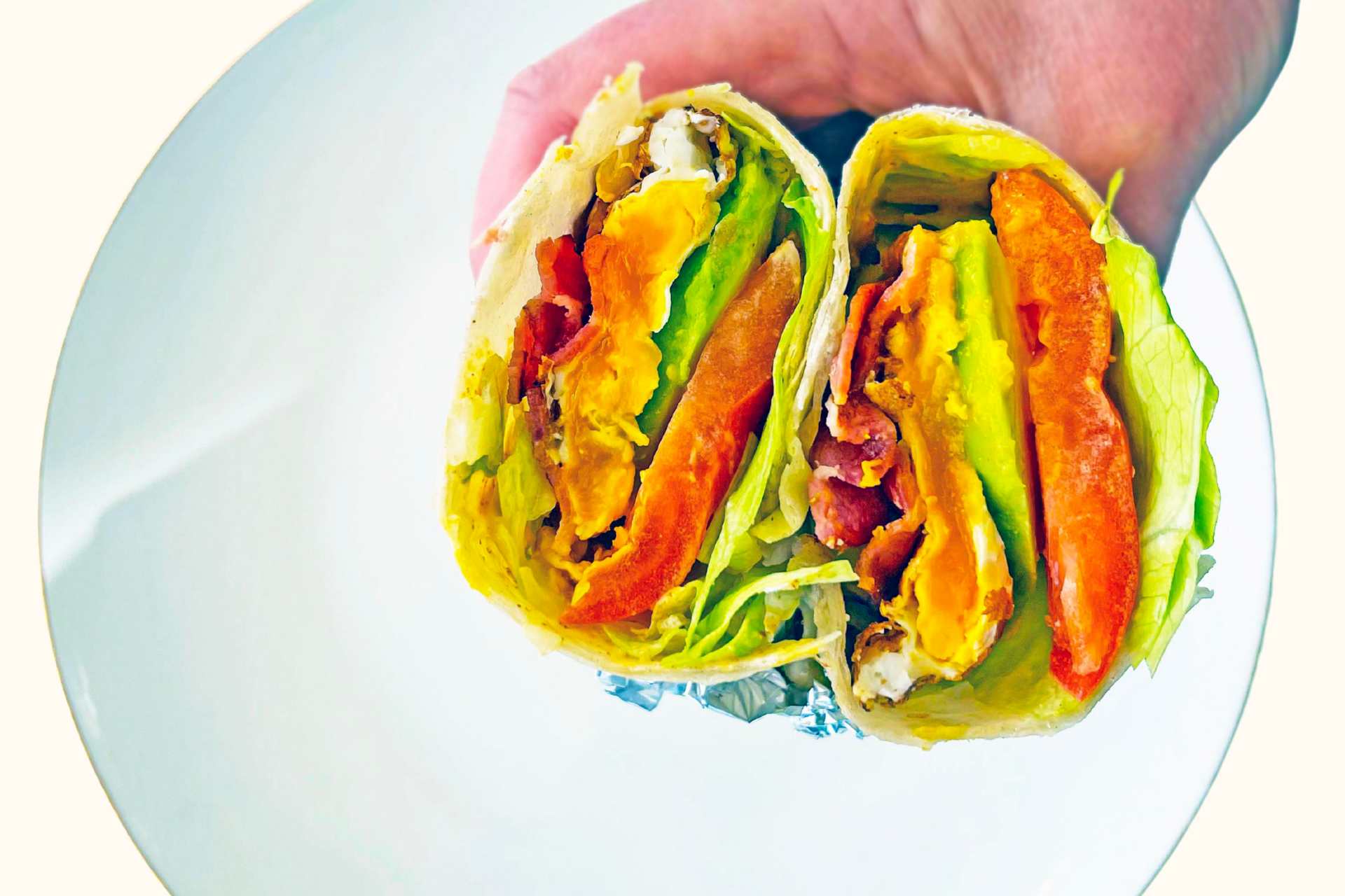 BLT wrap med egg og avokado