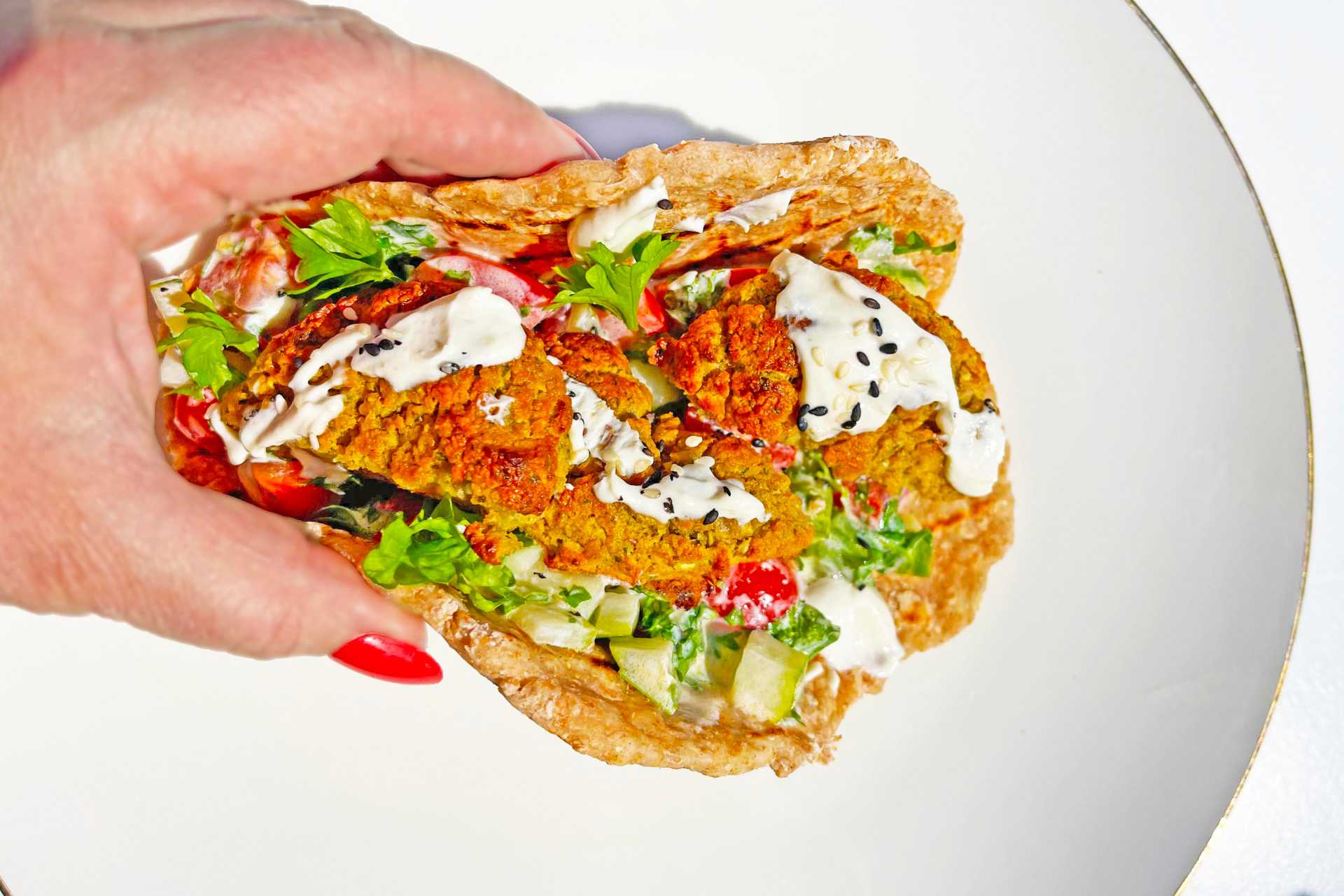 Falafel med pannebrød og tahinidressing