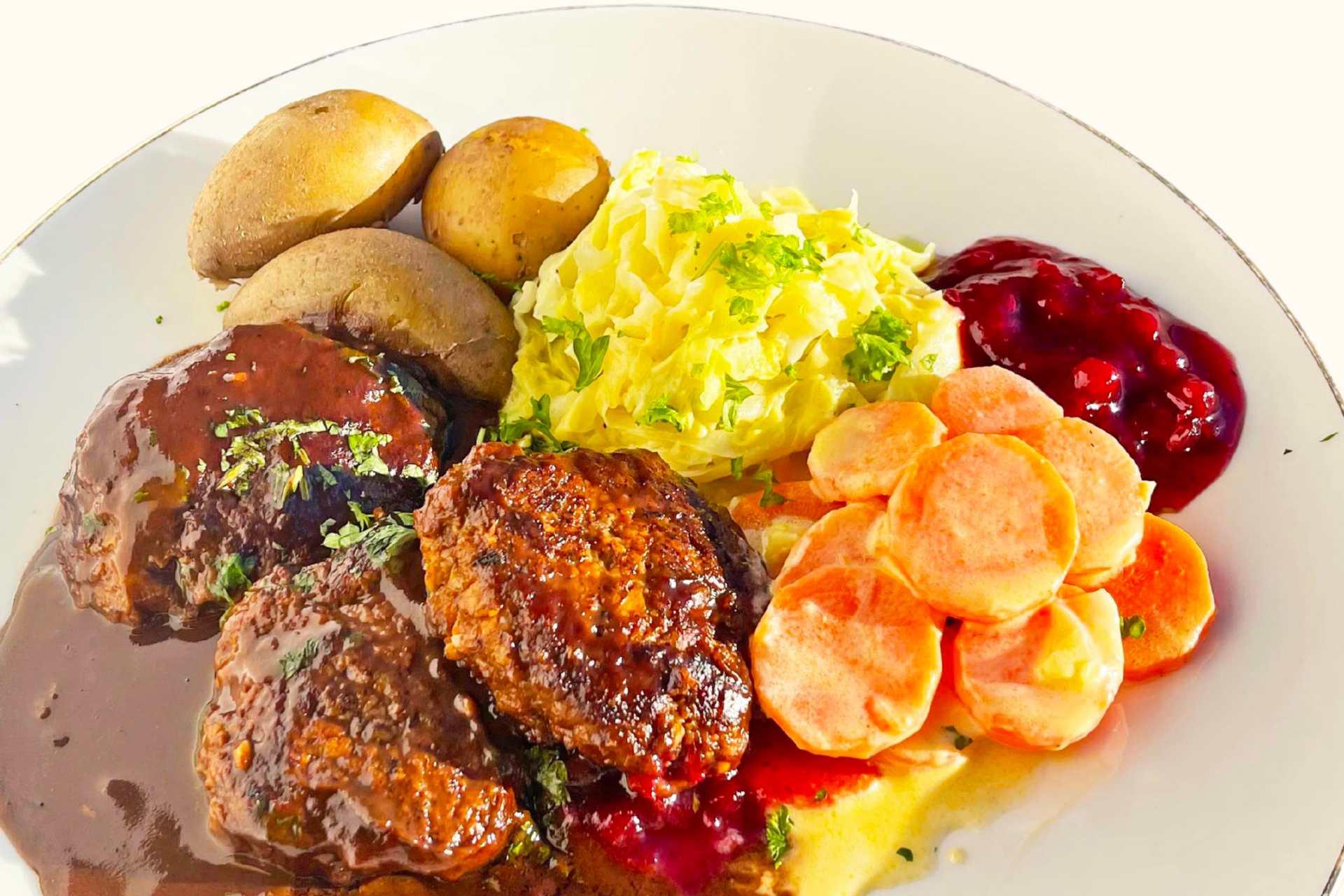 Bestemors kjøttkaker med kål- og gulrotstuing