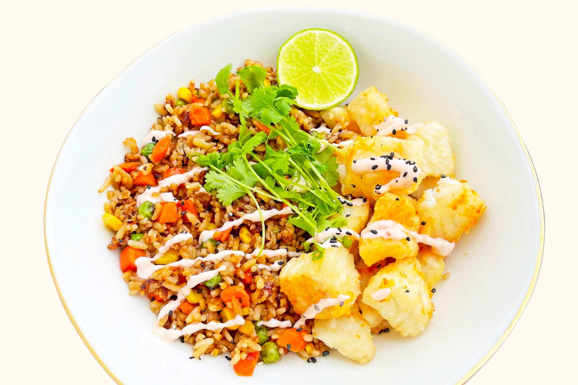 Crispy torsk med stekt ris og bang bangsaus