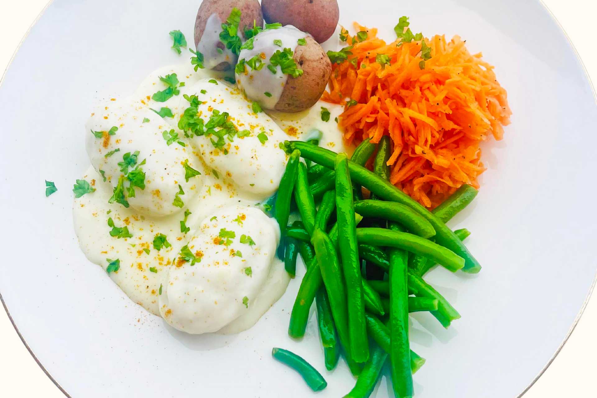 Fiskeboller i hvit saus med gulrotsalat