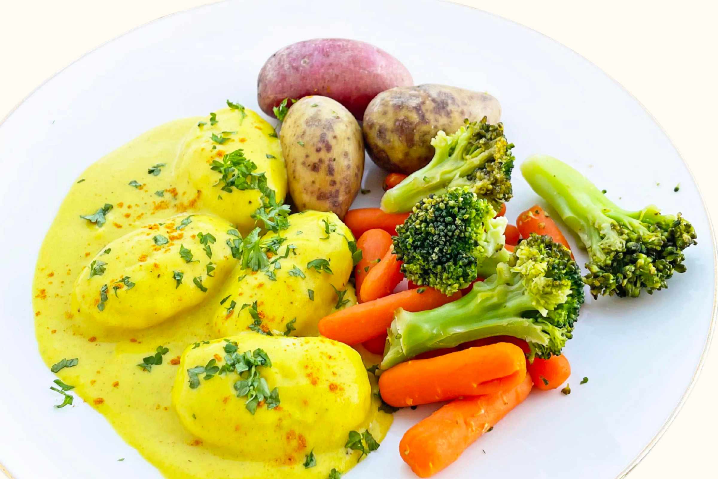 Fiskeboller i karrisaus med honninggrønnsaker