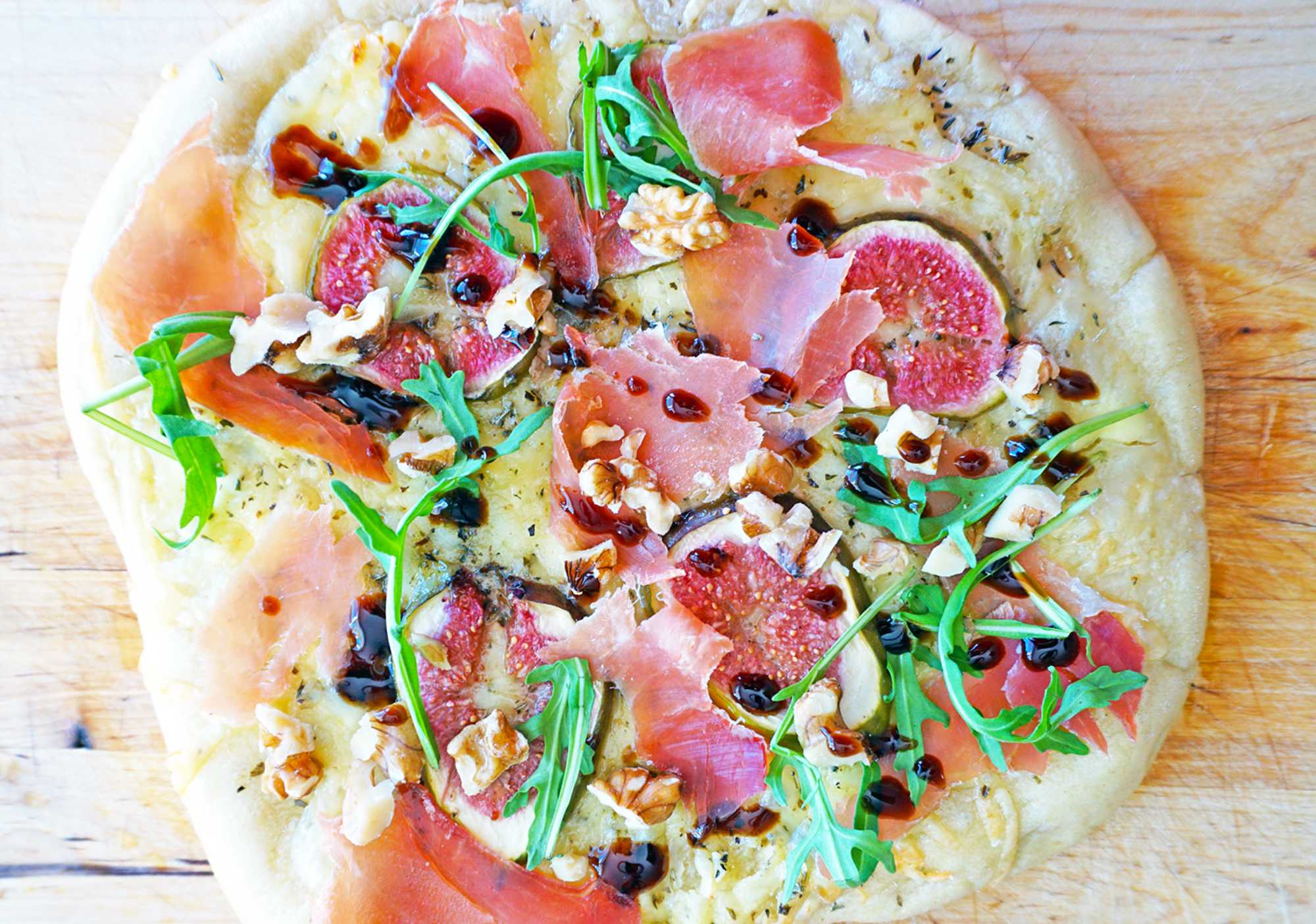 Hvit-pizza-med-fiken-proscuitto-valnotter-ruccola-og-balsamico (1)