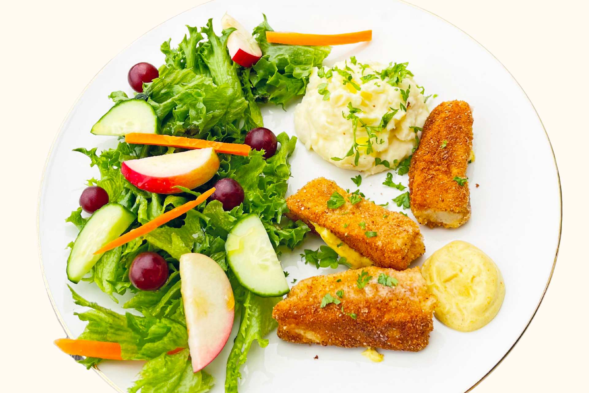 Fiskepinner m_ currydipp, potetmos & fresh salat