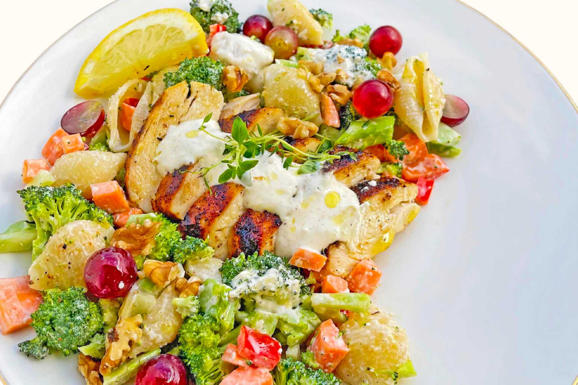 Kylling m_ kremet brokkoli- og pastasalat